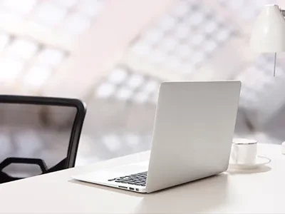 Póilíní Tráchta a Chaitheann Veist Machnamhach Sábháilteachta Déan Fiosrú ar ...