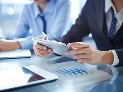 Tá sé Sábháilte Le Feiceáil in Éadaí Machnamhach Sábháilteachta