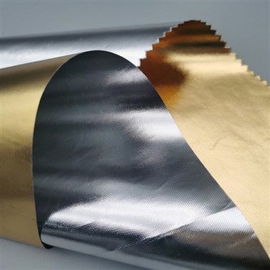 Déanann an t-ealaíontóir ábhair fhrithchaiteacha a athchúrsáil chun píosaí cu...